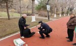 老人生病躺倒路边，通河公安及时救助！