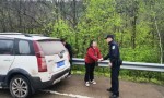 燃油耗尽车抛锚 通河公安及时救助暖人心