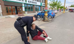 老人摔倒路边 民警“闪现”及时救助